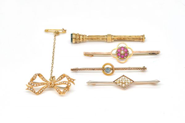 THREE GOLD BAR BROOCHES, A SEED PEARL BROOCH AND A PROPELLING PENCIL (5)