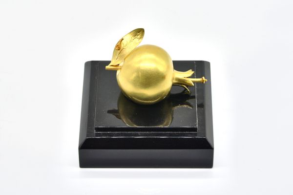 AN 18CT GOLD SCENT BOTTLE MODELLED AS A POMEGRANITE BY LIN SPROULE