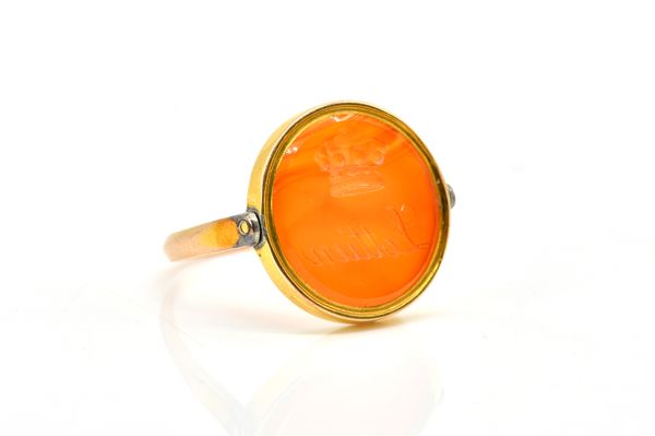 A GOLD AND CORNELIAN ROTATING INTAGLIO SIGNET RING