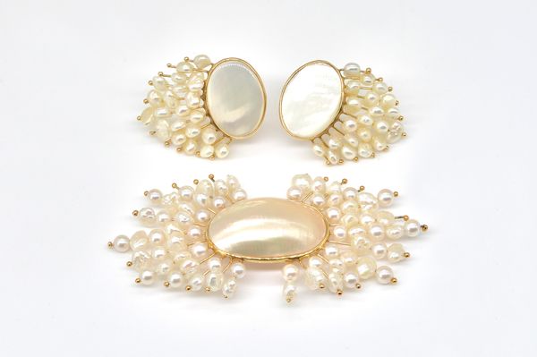 A GOLD, MOTHER-OF-PEARL AND FRESHWATER CULTURED PEARL BROOCH AND A MATCHING PAIR OF EARSTUDS (2)