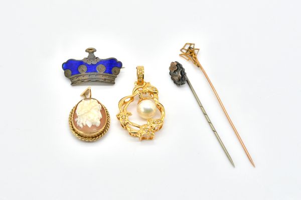 TWO PENDANTS AND THREE FURTHER ITEMS OF JEWELLERY (4)