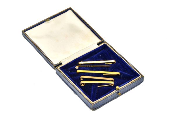 AN EDWARDIAN BOXED PIN SET