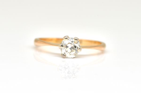 A GOLD AND DIAMOND SINGLE STONE RING