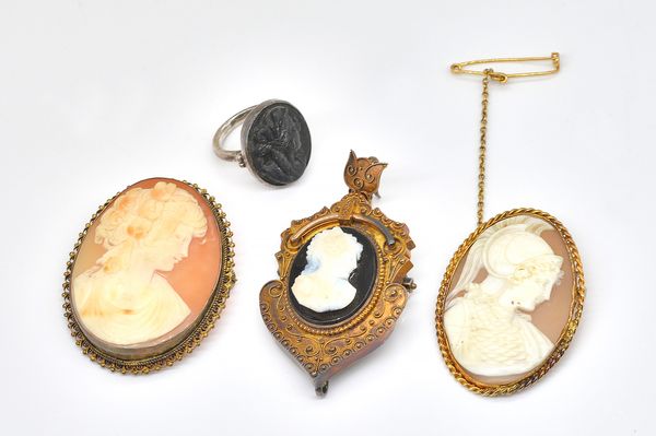 A VICTORIAN CAMEO LOCKET PENDANT (4)