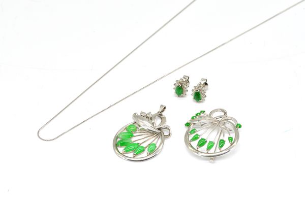 THREE ITEMS OF JADE JEWELLERY (3)