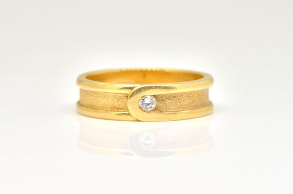 AN 18 CT GOLD DIAMOND BAND RING