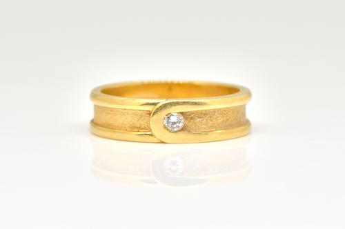 AN 18 CT GOLD DIAMOND BAND RING