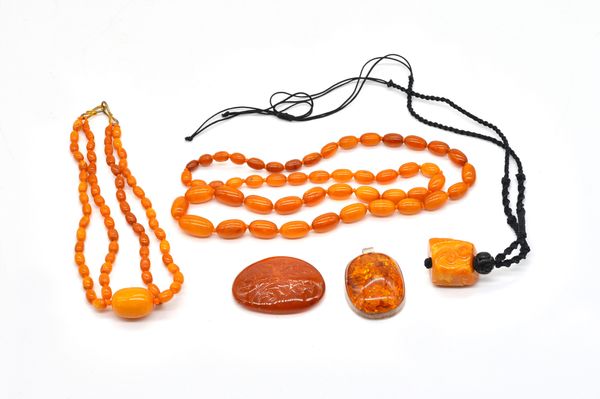 GROUP OF AMBER JEWELLERY (5)