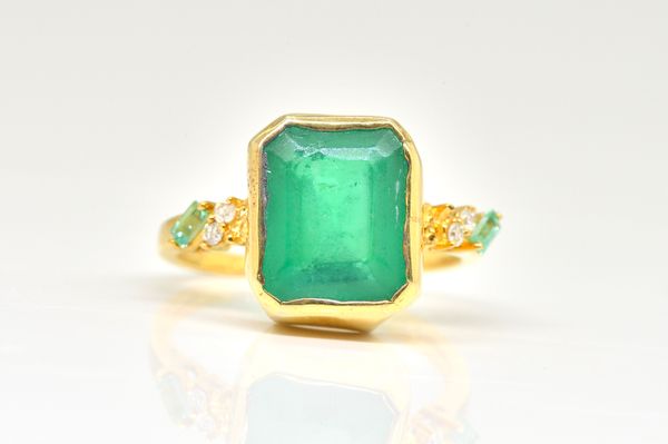 AN 18CT GOLD, GREEN PASTE,DIAMOND AND GREEN GEM RING