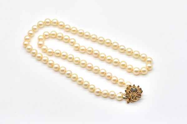 A CULTURED PEARL NECKLACE