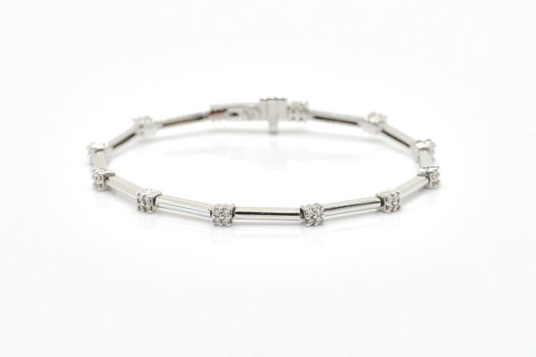 A WHITE GOLD AND DIAMOND BRACELET