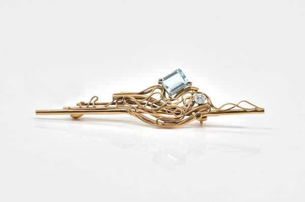 A GOLD, AQUAMARINE AND DIAMOND BROOCH