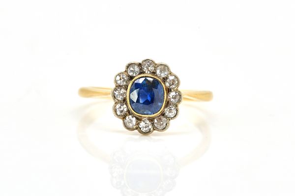 AN ANTIQUE DIAMOND AND SAPPHIRE CLUSTER RING