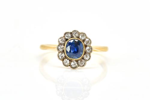 AN ANTIQUE DIAMOND AND SAPPHIRE CLUSTER RING
