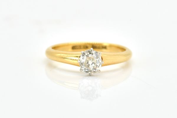 AN ANTIQUE DIAMOND SINGLE STONE RING