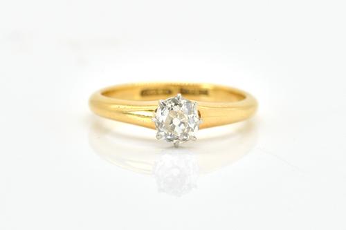 AN ANTIQUE DIAMOND SINGLE STONE RING