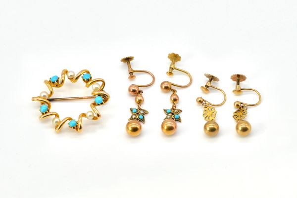 A TURQUOISE AND PEARL BROOCH, AND TWO PAIRS OF EARRINGS (3)