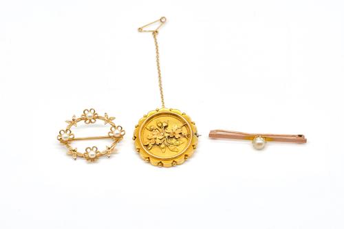 AN ANTIQUE LOCKET BROOCH WITH TWO OTHER PEARL BROOCHES (3)