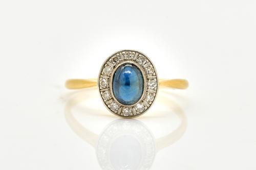 A SAPPHIRE AND DIAMOND RING