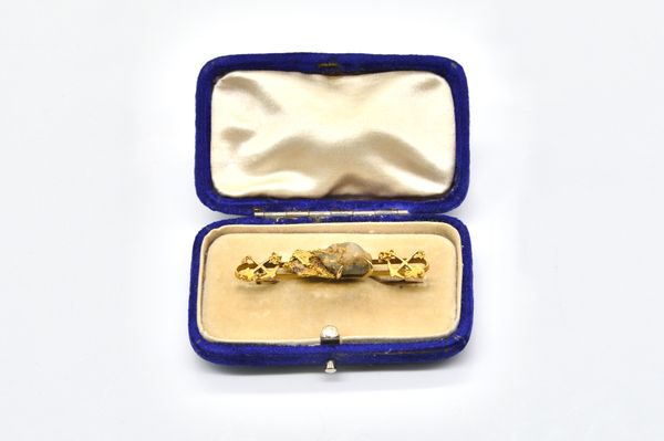 A GOLD PROSPECTOR'S BROOCH