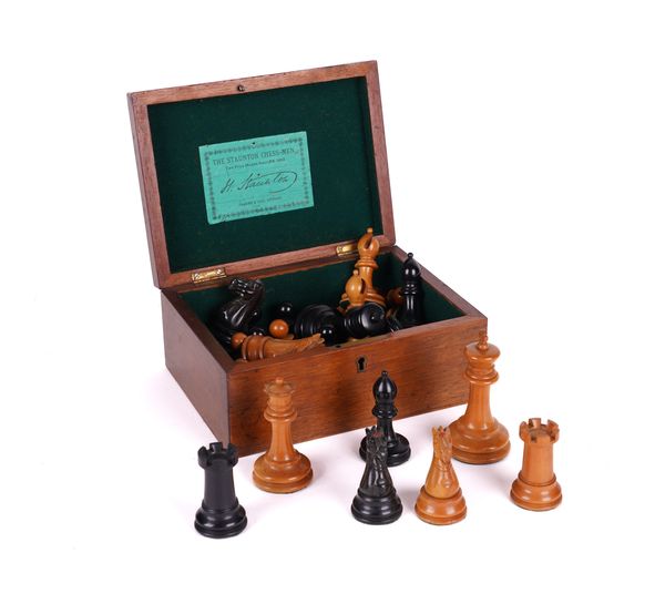 JAQUES & SONS, LONDON: A VICTORIAN STAUNTON PATTERN WEIGHTED BOXWOOD AND EBONY CHESS SET AND BOX