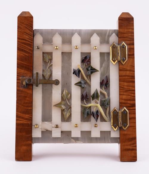 A LATE VICTORIAN MAPLEWOOD AND ONYX MOUNTED PHOTOGRAPH FRAME