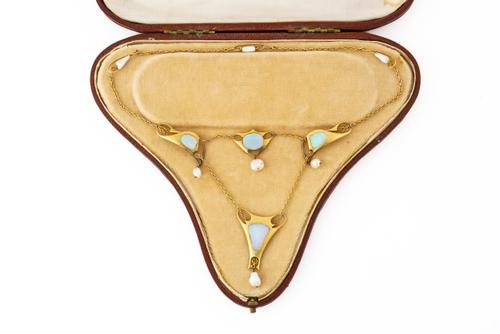 AN ART NOUVEAU OPAL AND PEARL NECKLACE