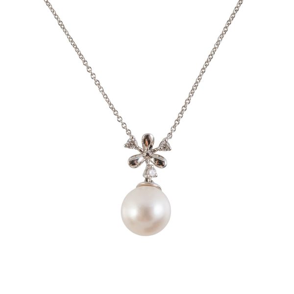 A PEARL AND DIAMOND NECKLACE