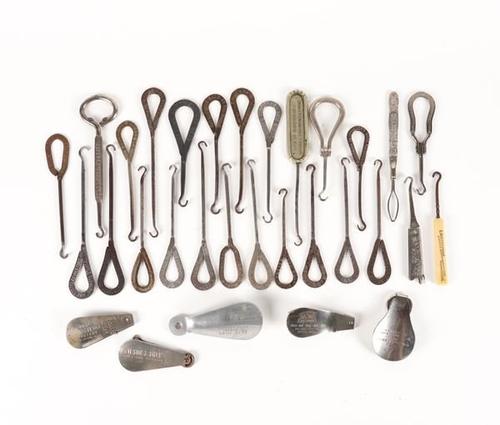 A LARGE COLLECTION BUTTON HOOKS AND SHOE HORNS (QTY)