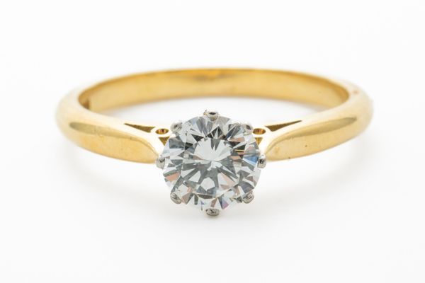 A SOLITAIRE DIAMOND RING (3)