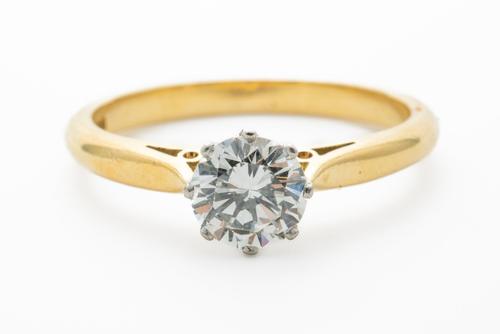 A SOLITAIRE DIAMOND RING (3)