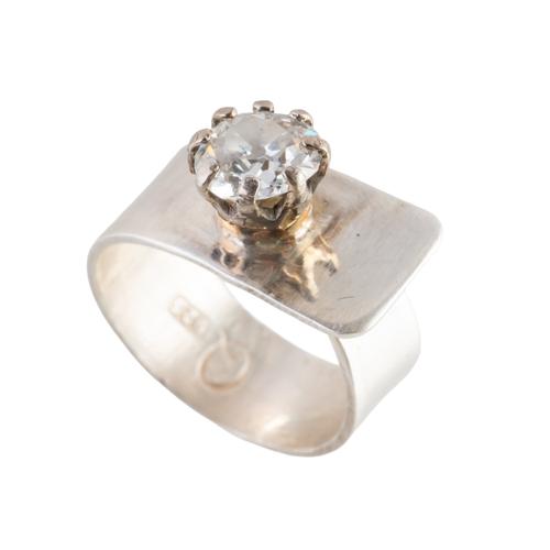 A SILVER AND DIAMOND RING (2)