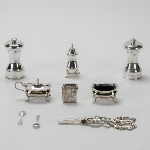 A GROUP OF SILVER AND SILVER MOUNTED WARES (9)