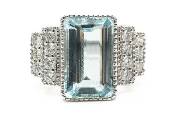 AN AQUAMARINE AND DIAMOND RING