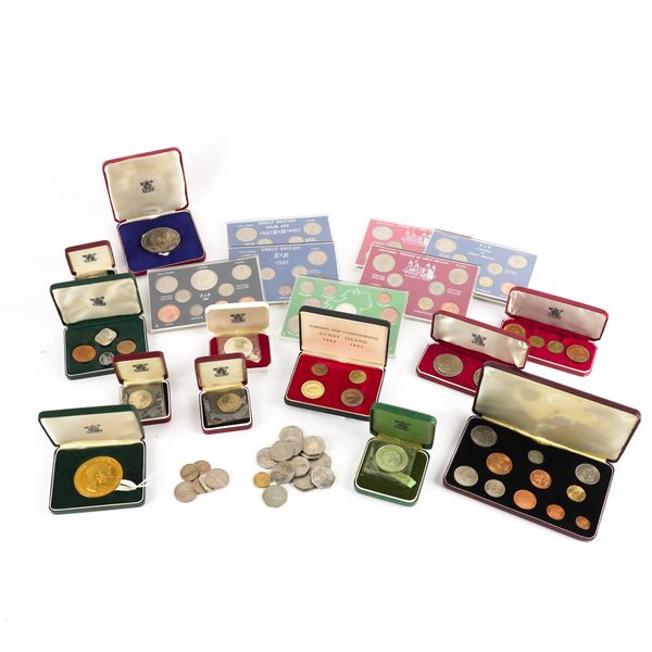 A GROUP OF MOSTLY BRITISH SPECIMEN COINS AND MEDALLIONS AND FURTHER ITEMS (QTY)