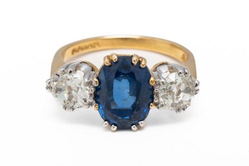 A SAPPHIRE AND DIAMOND THREE STONE RING (2)