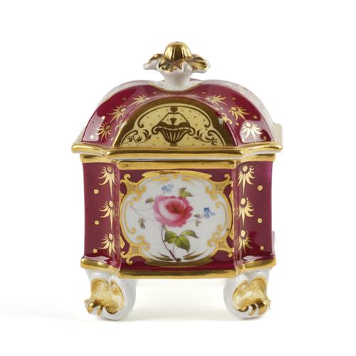 AN ENGLISH PORCELAIN CLARET-GROUND INKSTAND AND COVER (4)