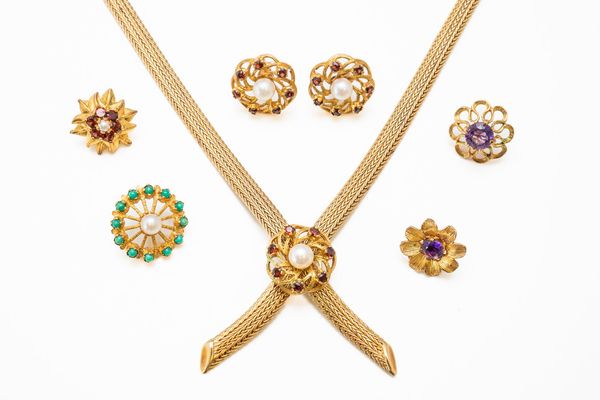 AN INTERCHANGEABLE GOLD NECKLACE (7)