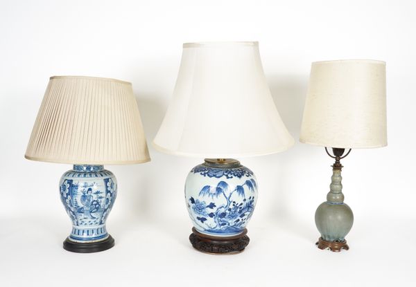 A CHINESE-EXPORT BLUE AND WHITE PORCELAIN GINGER JAR TABLE LAMP (3)