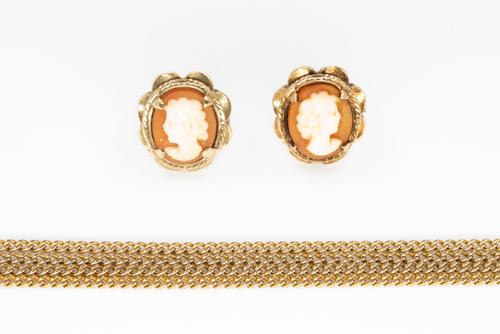 A 9CT GOLD NECKCHAIN AND A PAIR OF 9CT GOLD AND CAMEO EARSTUDS