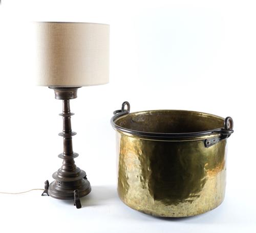 A LARGE BRASS SEAMED CAULDRON OR PRESERVING PAN TOGETHER WITH A FLEMISH OR DUTCH 16TH CENTURY STYLE  BRONZE ALLOY CANDLESTICK TABLE LAMP (2)