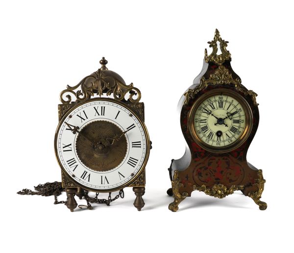 A GILT-METAL MOUNTED BRASS AND TORTOISESHELL 'BOULLE' INLAID MANTEL CLOCK (2)