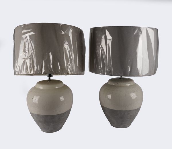 A PAIR OF PART WHITE  AND GREY GLAZED BULBOUS-SHAPED CERAMIC TABLE LAMPS (2)