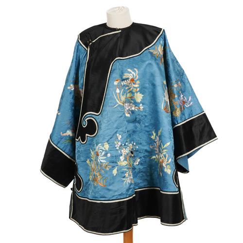 A CHINESE BLUE SILK EMBROIDERED DAMASK INFORMAL ROBE (2)