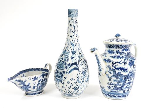 THREE ITEMS OF CHINESE BLUE AND WHITE PORCELAIN (4)
