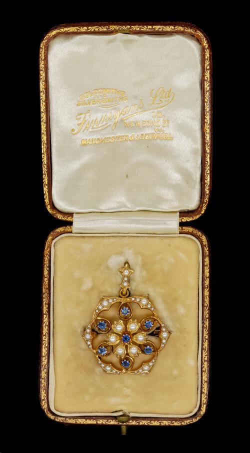 AN EDWARDIAN SAPPHIRE AND SEED PEARL PENDANT/BROOCH