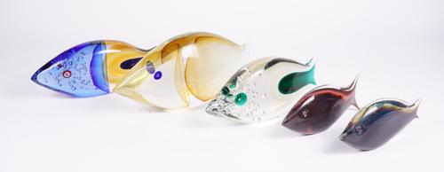 A GROUP OF FIVE ITALIAN MURANO ART GLASS ORNAMENTAL FISH INCLUDING AN EXAMPLE BY STEFANO TOSO (5)