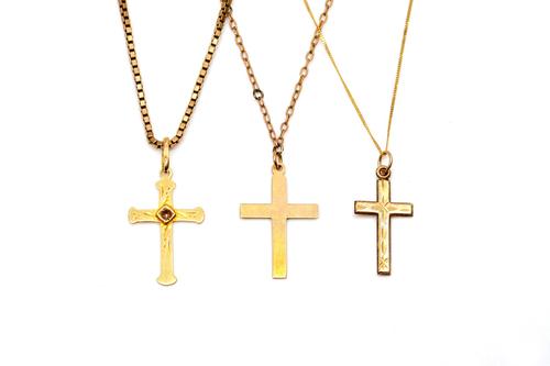 A GOLD PENDANT CROSS WITH A 9CT GOLD NECKCHAIN AND TWO FURTHER GOLD PENDANT CROSSES WITH NECKCHAINS (6)