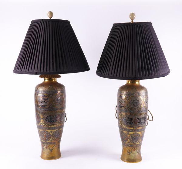 A PAIR OF CAIROWARE COPPER AND SILVER COLOURED METAL BRASS VASE TABLE LAMPS (2)