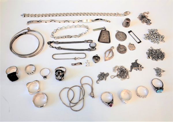 A GROUP OF SILVER JEWELLERY (38)